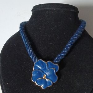 Avon Vintage 16" Blue Floral Pendant Rope Necklace